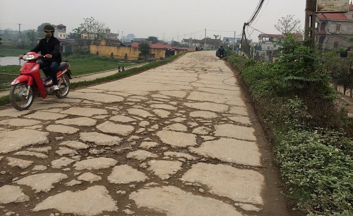 Hà[-]Nội:[-]Đường[-]đê[-]Sông[-]Đáy[-]xuống[-]cấp[-]nghiêm[-]trọng